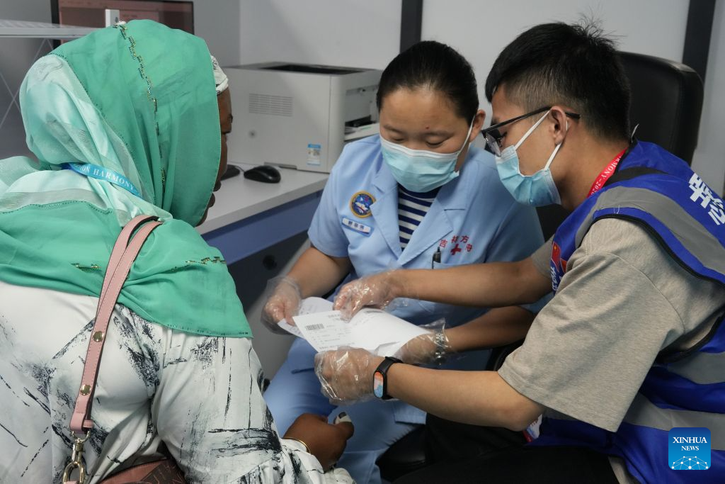 PLA Navy's Medical Vessel Wraps Up Week-Long Humanitarian Mission in Côte d'Ivoire
