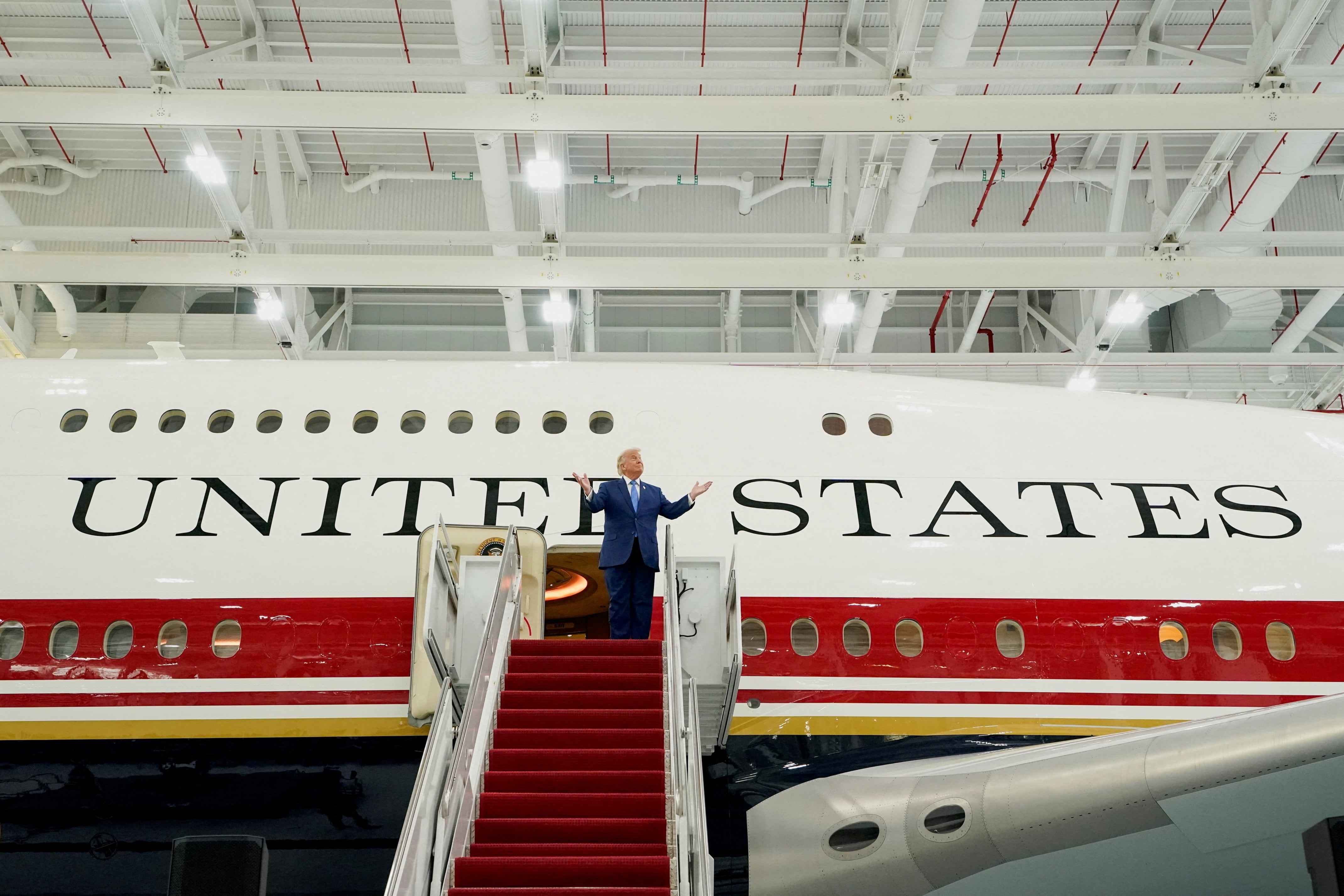 Trump Departs Turkey on Older Presidential Aircraft Before Rejoining New Qatar-Gifted Jet in the UK for Return to Washington