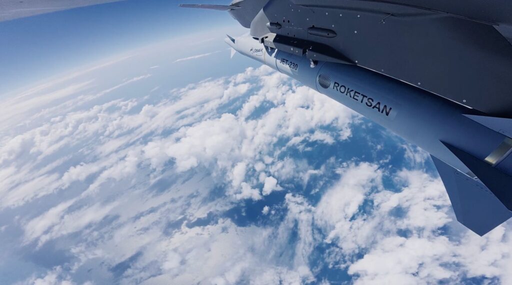 Bayraktar Kızılelma Successfully Launches Roketsan's JET-230 Supersonic Missile, Striking Target at Over 120 km Range